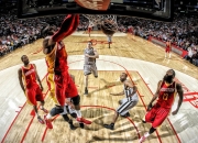 九游体育平台-奥运周期关键战焦点战，湖人冲垮尼克斯，一场定义赛季的较量