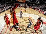 九游体育平台-奥运周期关键战焦点战，湖人冲垮尼克斯，一场定义赛季的较量