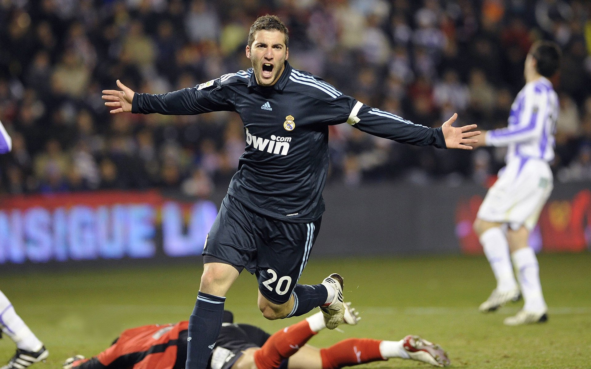 赛道与球场,当F1年度争冠焦点战遇上步行者逆转浙江队